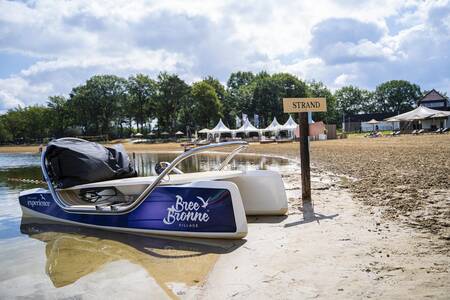 Elektrische Tretboote können im Ferienpark BreeBronne gemietet werden