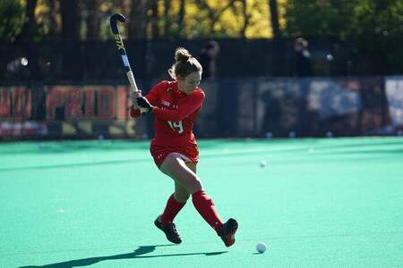 Frau spielt Hockey auf dem Hockeyfeld im Ferienpark Brinckerduyn