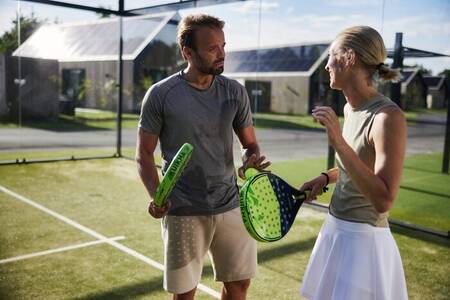 Das Paar spielt im Ferienpark Brinckerduyn eine Partie Padel, eine Kombination aus Squash und Tennis