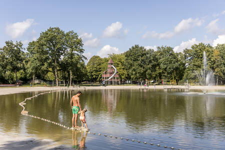 Kinder können im Freizeitteich mit Sandstrand am Buitenhof de Leistert schwimmen und spielen