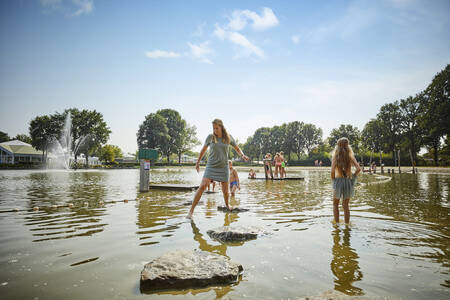 Kinder spielen auf dem Wasserspielplatz beim Buitenhof de Leistert