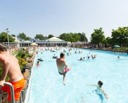 Das Freibad von Buitenhof de Leistert ist auch ein Wellenbad