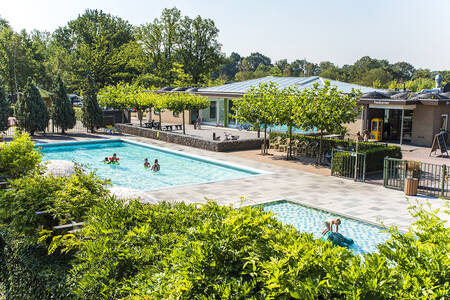 Menschen schwimmen im Freibad von Camping Vreehorst