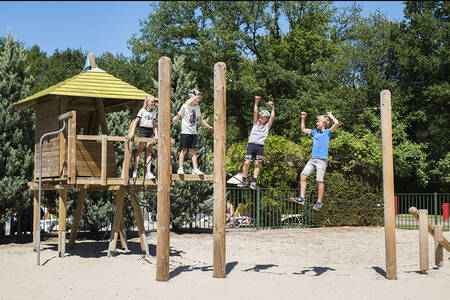 Kinder spielen auf einem Spielplatz auf Camping Vreehorst im Achterhoek bei Winterswijk