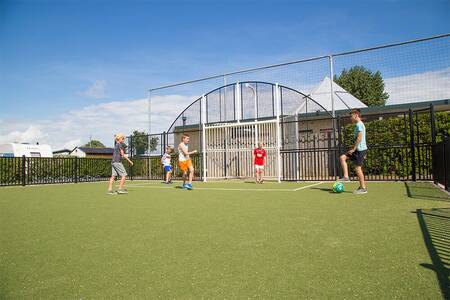 Kinder im Fußball auf dem Fußballplatz im Ferienpark Camping Zonneweelde