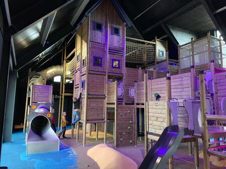 Kinder spielen auf dem großen Indoor-Spielplatz im Ferienpark Camping Zonneweelde