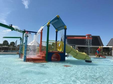 Kinder spielen auf dem großen Wasserspielplatz im Ferienpark Camping Zonneweelde