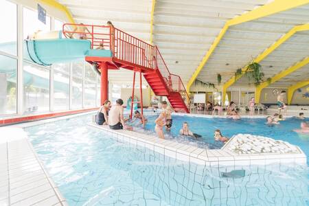 Menschen schwimmen im Hallenbad des Ferienparks Camping de Noetselerberg