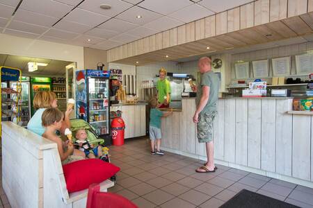 Die Leute kaufen Eis in der Snackbar des Ferienparks Camping de Noetselerberg