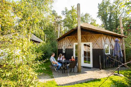 Menschen im Garten eines Ferienhauses im Ferienpark Camping de Norgerberg