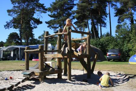 Kinder spielen auf einem Spielplatz im Ferienpark Camping de Norgerberg
