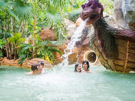 Kinder können sicher im Kinderbecken des Center Parcs Bispinger Heide spielen