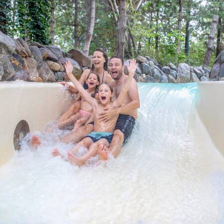 Genießen Sie ein Bad im Wildwasserparcours des Aqua Mundo im Center Parcs Bispinger Heide