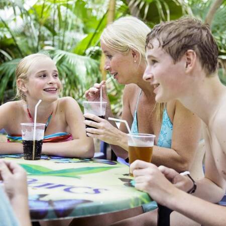 Genießen Sie einen Snack und ein Getränk im Restaurant Break Point im Aqua Mundo der Bispinger Heide