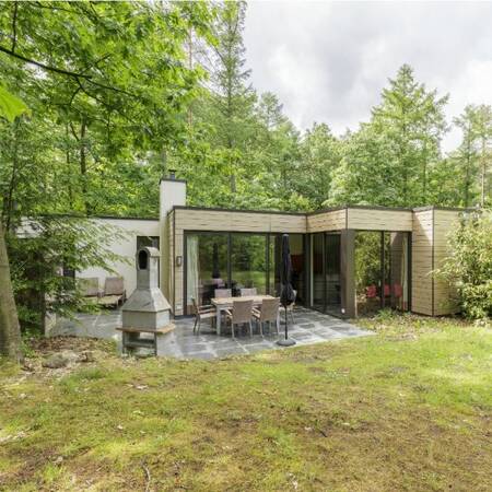 Ein Ferienhaus mit Terrasse und Grill im Center Parcs Bispinger Heide