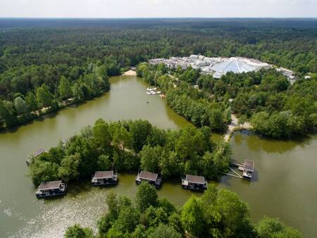 Luftaufnahme des Parksees mit Hausbooten vom Center Parcs Bispinger Heide