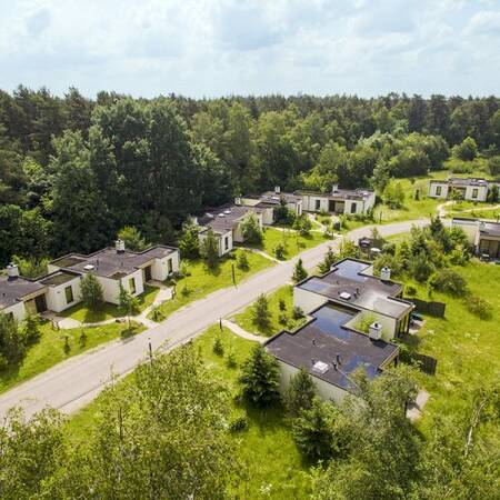 Luftaufnahme der Ferienhäuser im Center Parcs Bispinger Heide