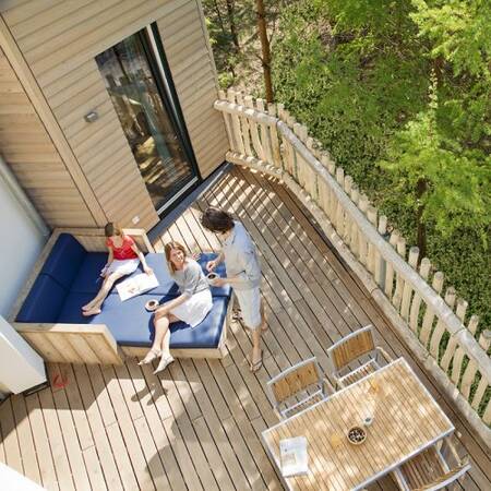 Terrasse des Baumhauses im Center Parcs Bispinger Heide