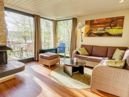 Wohnzimmer mit Kamin eines Ferienhauses im Center Parcs Bispinger Heide