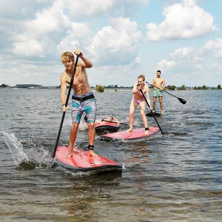 Center Parcs De Eemhof gemütliches Beisammensein Stand-up-Paddle-Surfen