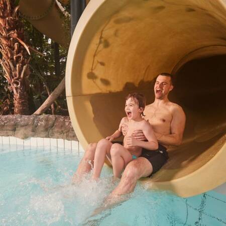 Fahren Sie im Aqua Mundo im Center Parcs De Huttenheugte verschiedene Rutschen hinunter