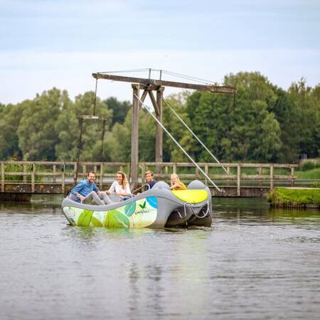 Elektrisches Lounge-Boot im Center Parcs De Huttenheugte