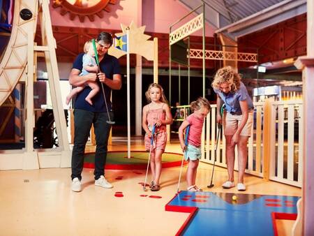 Interaktiver Indoor-Minigolfplatz von Center Parcs De Huttenheugte