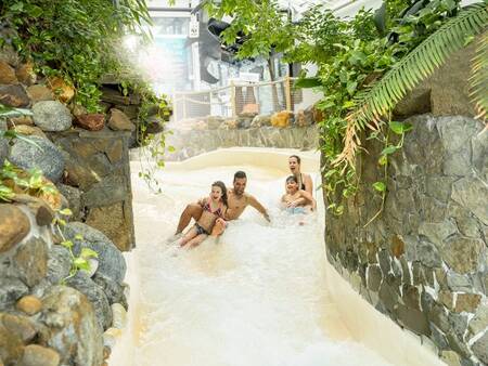 Stellen Sie sich dem Schwimmabenteuer im Wildwasserparcours von Center Parcs De Kempervennen