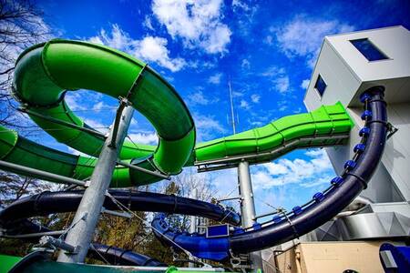 Aqua-Loop-Wasserrutsche mit Looping und Aqua-Racer-Reifenrutsche im Center Parcs de Kempervennen