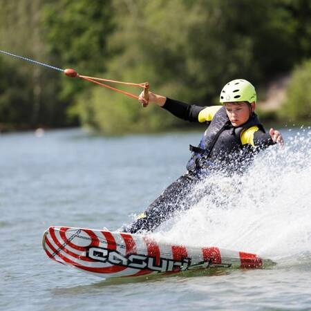 Im Center Parcs De Kempervennen können Sie Wakeboard fahren und Wasserski fahren