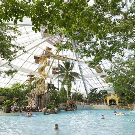 Das Wellenbad des subtropischen Aqua Mundo-Schwimmbads von Center Parcs De Vossemeren