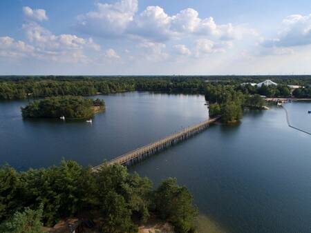 Luftaufnahme des Center Parcs De Vossemeren mit dem Parksee und Gehweg