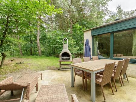 Eine Terrasse mit Grill eines Ferienhauses im Center Parcs De Vossemeren