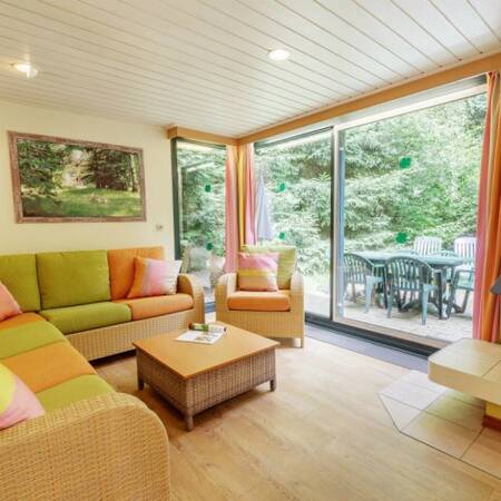 Ein Wohnzimmer mit Kamin eines Ferienhauses im Center Parcs De Vossemeren