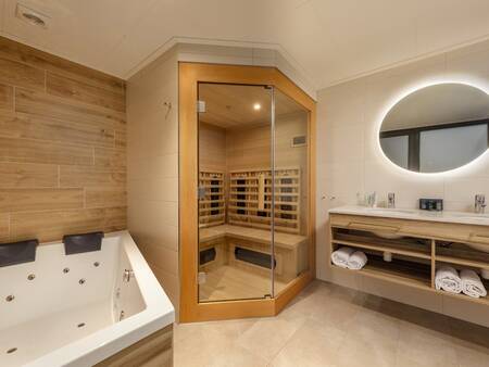 Renoviertes Badezimmer mit Sauna im Center Parcs Erperheide