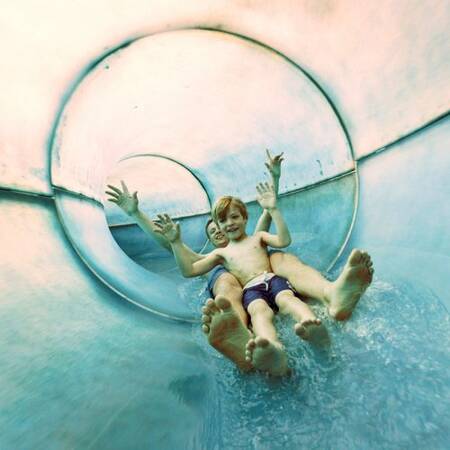 Viel Spaß beim Rutschen auf der Rutsche im Aqua Mundo von Center Parcs Het Meerdal