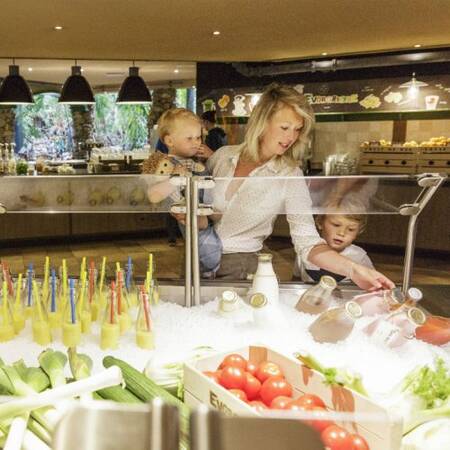 Genießen Sie ein umfangreiches All-You-Can-Eat-Buffet im Evergreenz im Center Parcs Het Meerdal