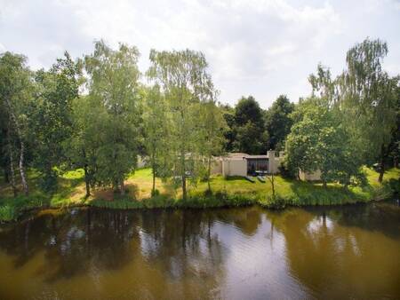 Ferienhäuser an einem Wasserspiel im Center Parcs Het Meerdal