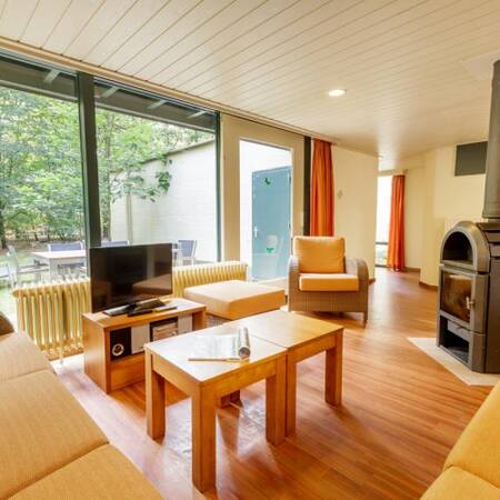 Wohnzimmer mit Holzofen eines Ferienhauses bei Center Parcs Het Meerdal