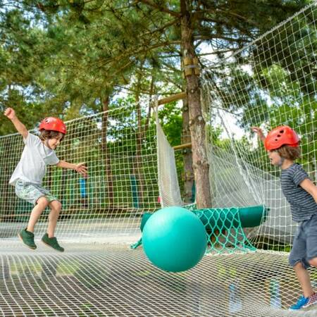 Kids Wiebel Web: ein zwischen Bäumen gespanntes Netz, in dem Kinder klettern und kraxeln können