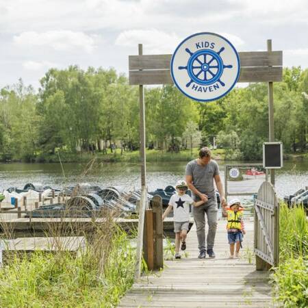 Mieten Sie ein Tretboot und fahren Sie auf dem Parksee von Center Parcs Het Meerdal herum