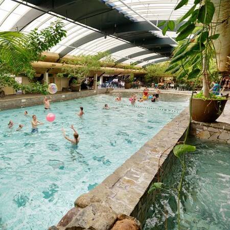 Das Wellenbad des Aqua Mundo Schwimmparadieses von Center Parcs Het Meerdal