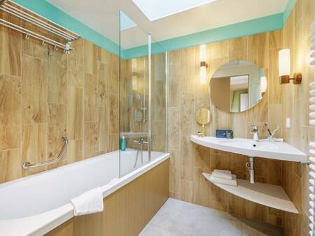 Center Parcs Le Bois aux Daims Badezimmer mit Badewanne