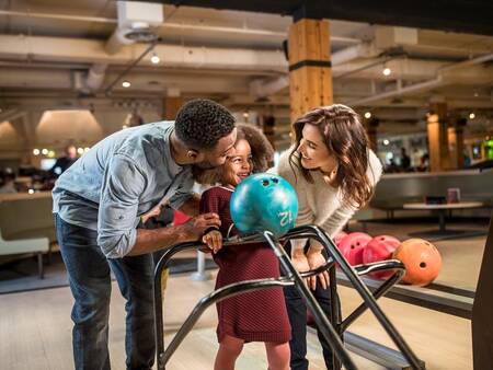 Bowling mit der Familie auf der Bowlingbahn des Center Parcs Le Lac d'Ailette