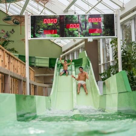 Wer ist schneller auf der Duo Racer-Rutsche des Aqua Mundo in Center Parcs Les Ardennes?