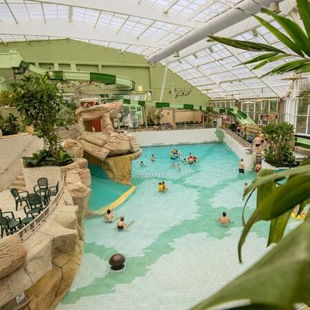 Überblick über das Wellenbad und die Rutsche des Aqua Mundo in Center Parcs Les Ardennes