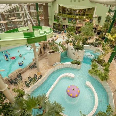 Blick von einer Rutsche über das Aqua Mundo im Center Parcs Les Ardennes