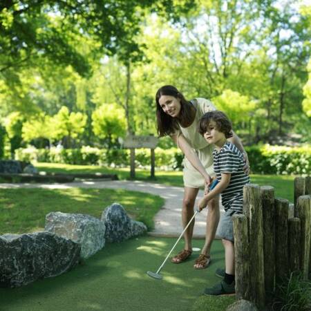 Minigolf mit der Familie im Center Parcs Limburgse Peel