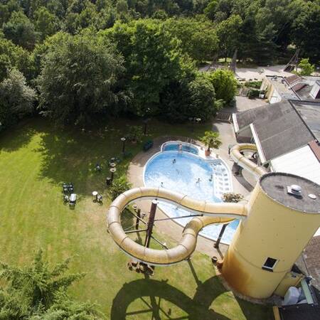 Luftaufnahme des Außenpools im Aqua Mundo von Center Parcs Limburgse Peel