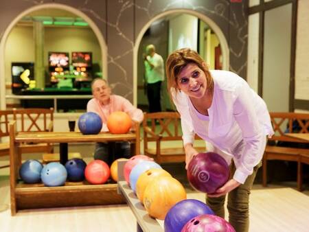 Genießen Sie Bowling mit der Familie auf der Bowlingbahn von Center Parcs Limburgse Peel